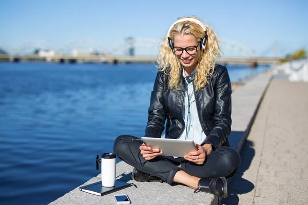 Kadın kulaklıklarla tablet kullanma — Stok fotoğraf