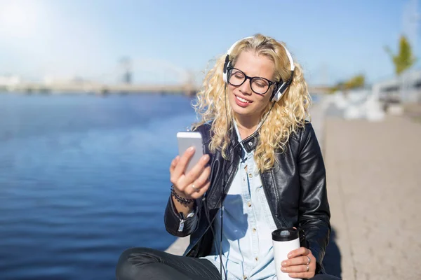 Mulher usando smartphone para ouvir música — Fotografia de Stock