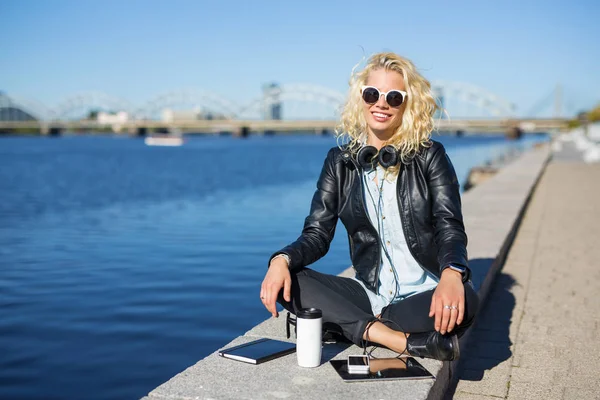 Femme heureuse profitant du beau temps avec la technologie moderne — Photo