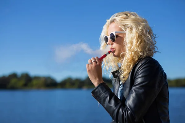 Жінка курить електронну сигарету — стокове фото