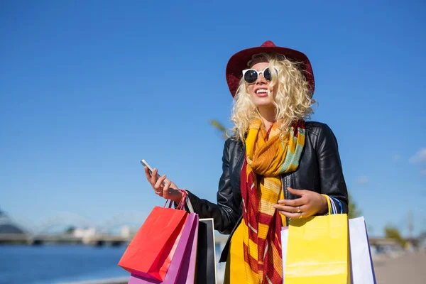 Snygg kvinna efter shopping med många kassar och påsar — Stockfoto