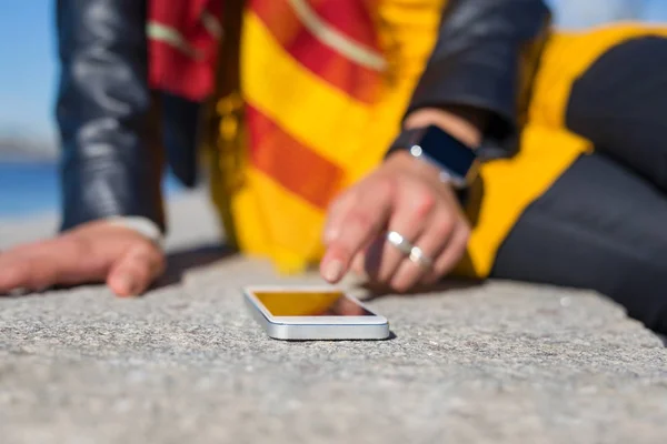 Persona que usa un teléfono inteligente mientras está al aire libre —  Fotos de Stock