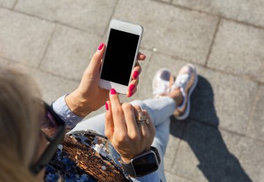 Ayakta ve smartphone kullanarak kadın