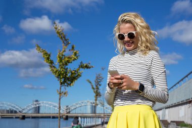 Şık kadın onun Smartphone'da sohbet