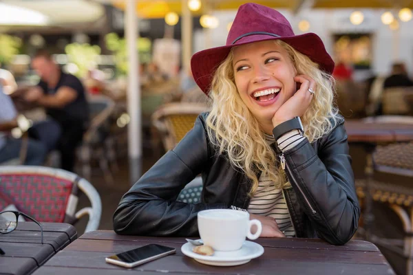 Mujer sentada en la cafetería y riendo —  Fotos de Stock