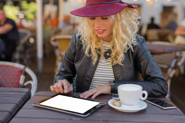 Женщина в кафе с помощью планшетного компьютера — стоковое фото