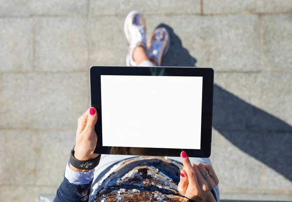 Žena stojící s prázdnou obrazovku tabletu — Stock fotografie