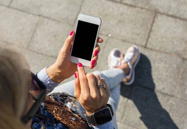 Mulher de pé e usando smartphone — Fotografia de Stock