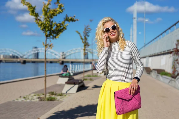 Fasionista talking on the phone — Stock Photo, Image