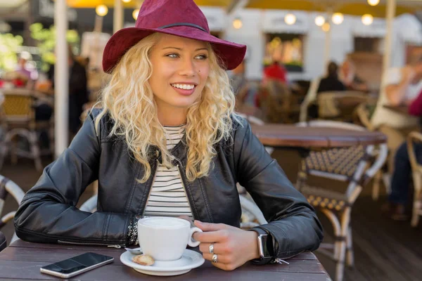 Woman at cafe drinking coffee — Stock Photo, Image