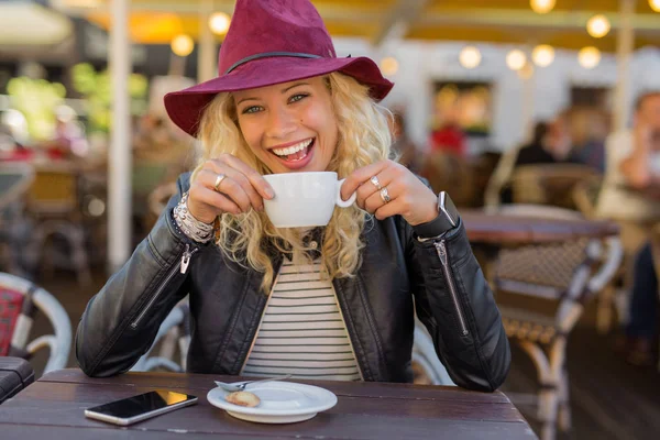 Mujer feliz disfrutando de su café en el café — Foto de Stock