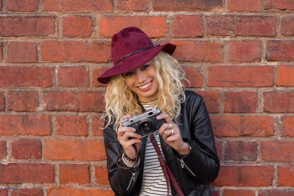 Happy woman taking pictures with vintage camera — Stock Photo, Image