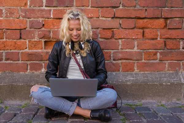 Mujer trabajando en la computadora — Foto de Stock