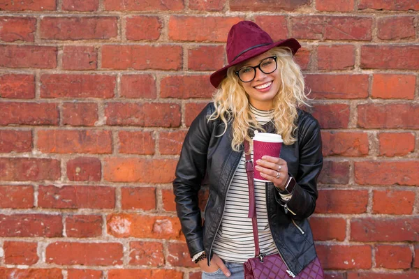 Donna moderna che prende il caffè — Foto Stock