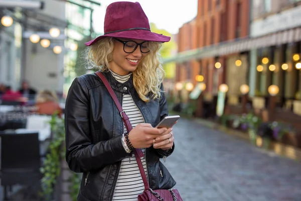 Vrouw op de straat en SMS — Stockfoto