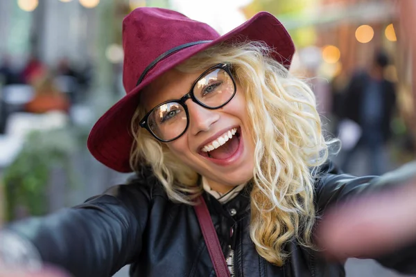 Hipster śmieszne kobieta biorąc selfie — Zdjęcie stockowe