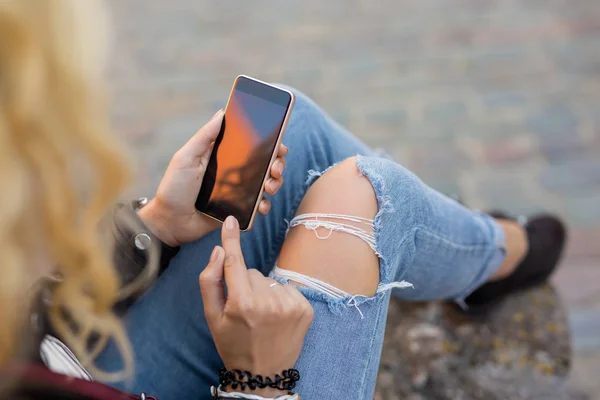 Frau benutzte Handy — Stockfoto