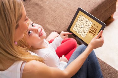 Anne ve çocuk Sudoku birlikte oynama
