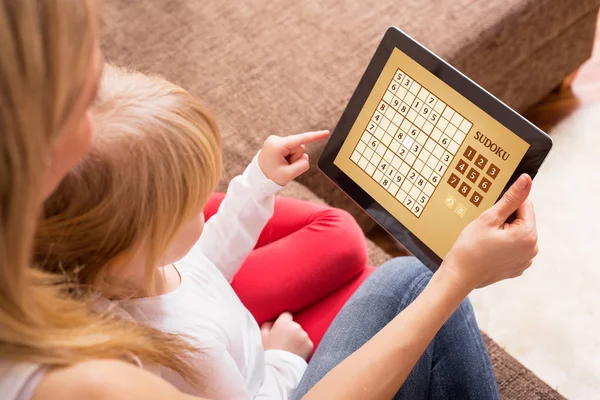 Matka a dcera hrát hru v tabletovém počítači — Stock fotografie