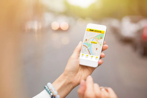 Femme utilisant une application de taxi sur téléphone mobile — Photo