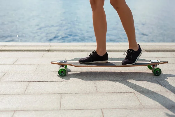 Mulher montando longboard pelo rio — Fotografia de Stock