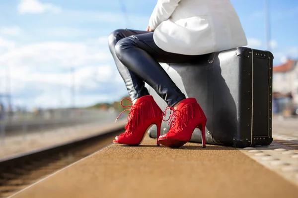 Femme en talons hauts à la gare — Photo