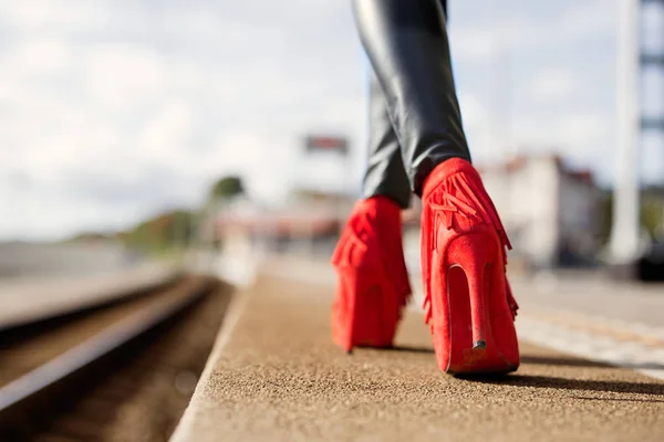 Женщина ходит на красных каблуках — стоковое фото