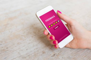 Müşteri geri bildirim formu üstünde hareket eden telefon