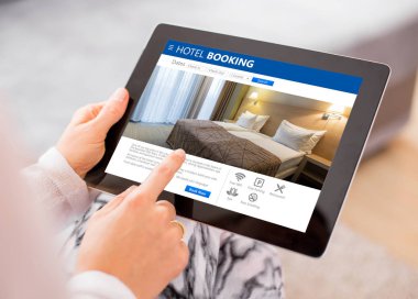 Otel odasında tablete rezervasyon kişi