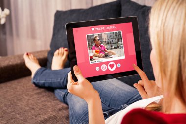 Online dating app tablete kullanan kadın