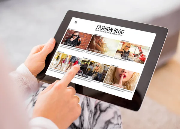 Woman reading fashion blog on tablet — Stock Photo, Image