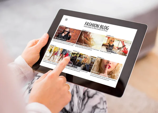 Donna che legge blog di moda su tablet — Foto Stock