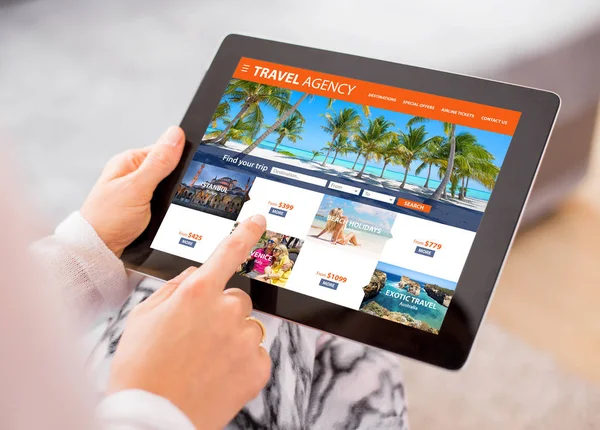 Internetowej agencji turystycznej na komputerze typu tablet — Zdjęcie stockowe