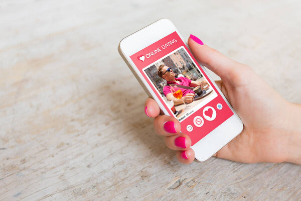 Женщина, использующая приложение онлайн знакомств на мобильном телефоне
