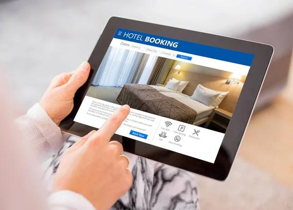 Persoon hotelkamer boeken op Tablet PC — Stockfoto