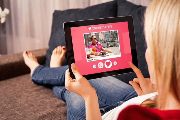 Frau nutzt Online-Dating-App auf Tablet — Stockfoto