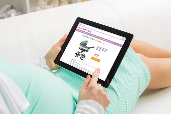 Pregnant woman shopping online on baby store — Stock Photo, Image