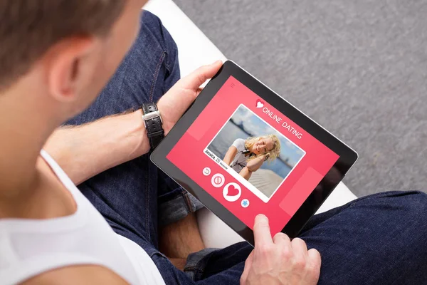 Hombre usando línea citas aplicación en la tableta — Foto de Stock