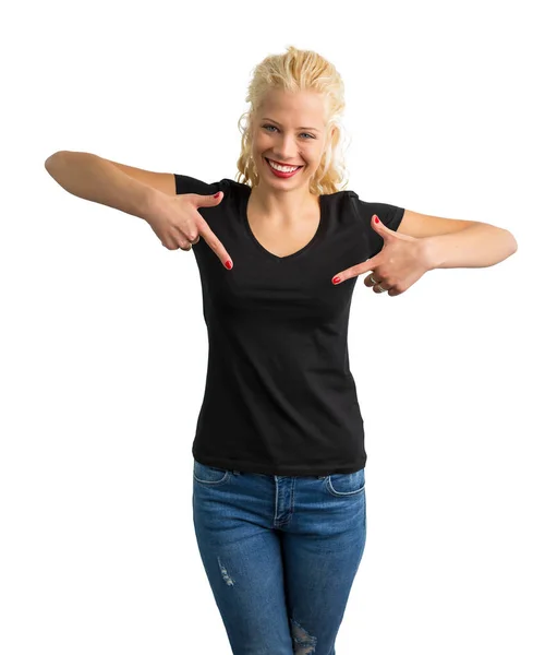 Frau im schwarzen T-Shirt mit V-Ausschnitt zeigt mit beiden Händen darauf — Stockfoto