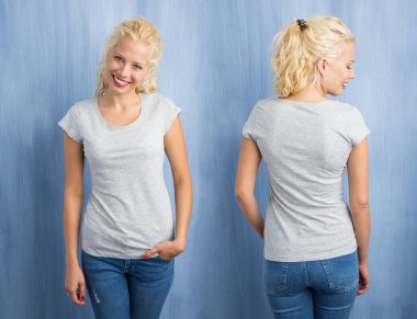 Mavi arka plan üzerinde gri yuvarlak boyun T-shirt kadında