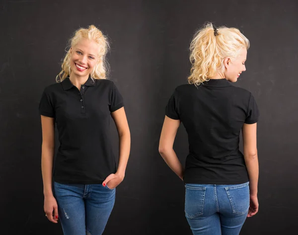 Vrouw in zwarte polo T-shirt op zwarte achtergrond — Stockfoto