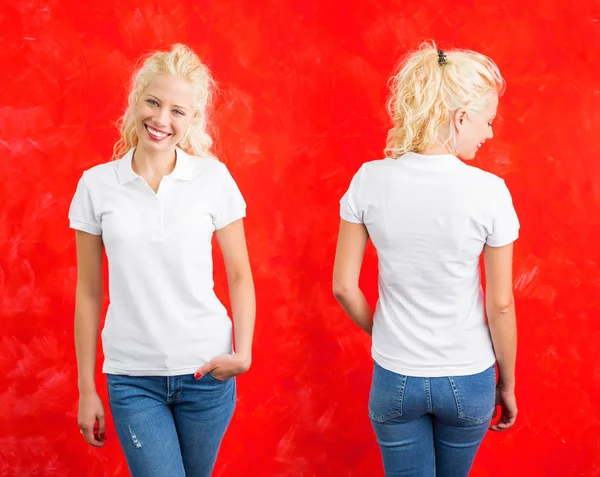 Mujer de polo blanco Camiseta sobre fondo rojo — Foto de Stock