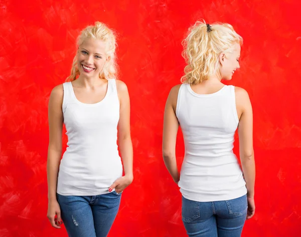 Kadın kırmızı zemin üzerine beyaz kolsuz bluz gömlek — Stok fotoğraf