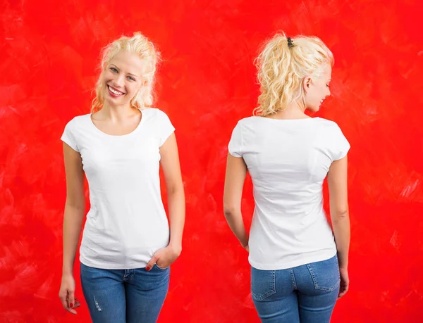 Frau in weißem Rundhals-T-Shirt auf rotem Hintergrund — Stockfoto