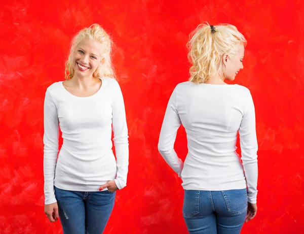 Mulher de manga comprida branca camisa no fundo vermelho — Fotografia de Stock