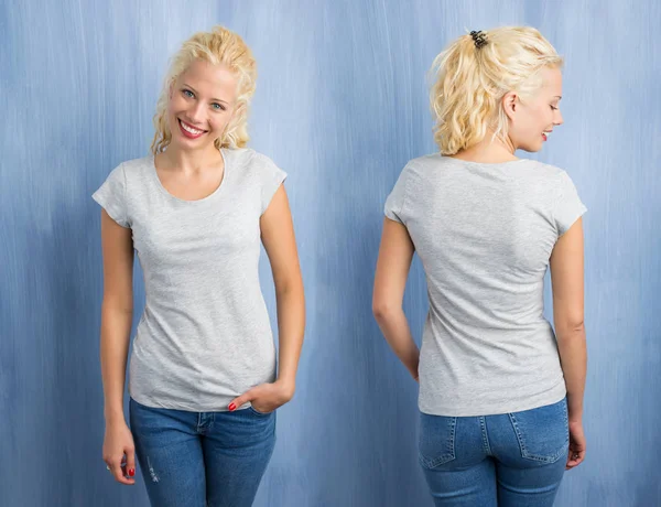 Vrouw in grijs ronde hals T-shirt op blauwe achtergrond — Stockfoto