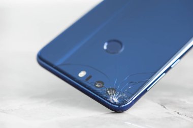 Arka kameradan kırık smartphone 