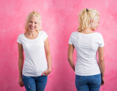 Kadın pembe bir arka plan üzerinde beyaz yuvarlak boyun T-shirt