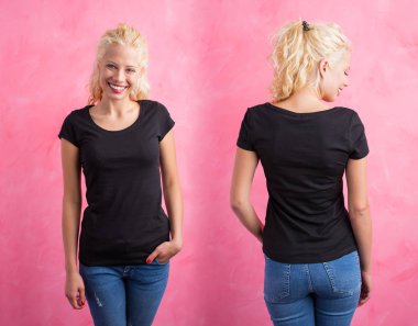 Kadın pembe bir arka plan üzerinde siyah yuvarlak boyun T-shirt