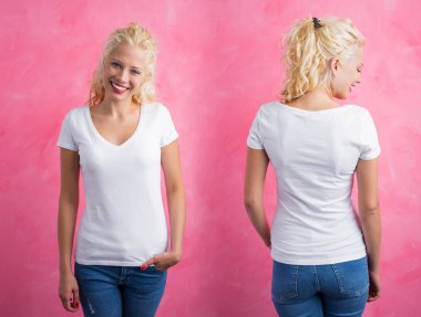 Kadın pembe bir arka plan üzerinde beyaz V-boyun T-shirt